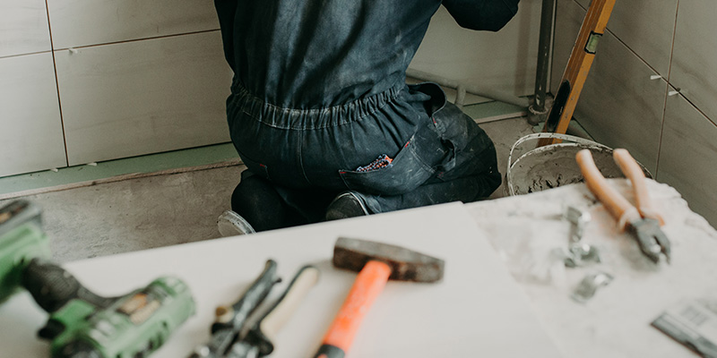 ouvrier travaux salle de bain